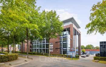 Exterieur van het kantoorpand gelegen op Demmersweg 21 - 37 in Hengelo, geschikt voor kantoorruimte huren.