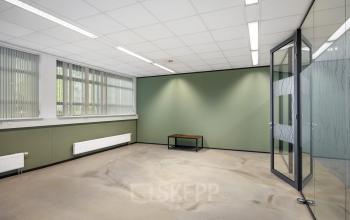 Leeg kantoorpand op Demmersweg 21-37, Hengelo met glazen deur en groot raam, geschikt voor kantoorruimte huren.