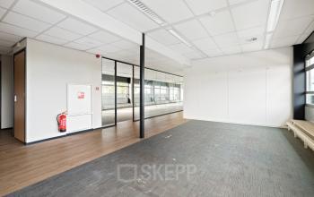 Kantoorruimte huren op Demmersweg 21 - 37 in Hengelo met tapijtvloeren, brede ramen en glazen wanden die zones scheiden.