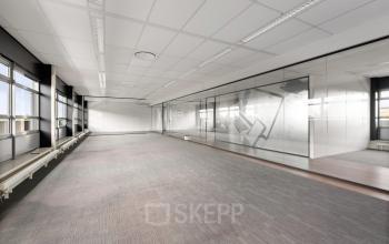 Kantoorruimte huren in Hengelo aan Demmersweg 21 - 37 met grote ramen, glazen wanden en uitzicht op de stad.