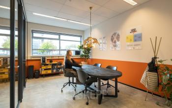 Kantoorruimte huren aan de Demmersweg 41-47 in Hengelo met moderne inrichting en vergadertafel.