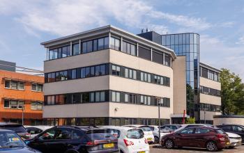 Moderne kantoorpand aan de Welbergweg 60 in Hengelo met voldoende parkeergelegenheid. Ideale locatie voor kantoorruimte huren.