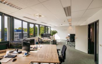 Ruime kantoorpand aan de Welbergweg 60 in Hengelo, voorzien van meerdere bureaus en moderne apparatuur. Grote ramen zorgen voor veel natuurlijk licht, ideaal voor wie een kantoorruimte wil huren.