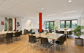 Lichte en ruime kantoorruimte in Hengelo met moderne meubelen en veel natuurlijk licht, geschikt voor vergaderingen of lunches. Ideaal voor kantoorruimte huren op Welbergweg 60.