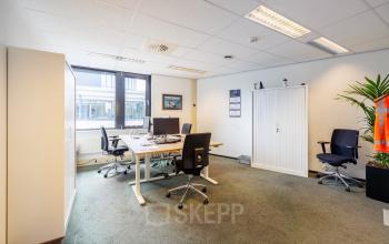 Functionele kantoorruimte huren op Welbergweg 60 in Hengelo, voorzien van bureaus, stoelen en kasten, ideaal voor verschillende zakelijke activiteiten.