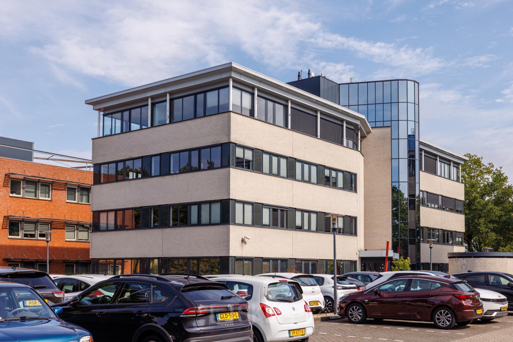 Moderne kantoorpand aan de Welbergweg 60 in Hengelo met voldoende parkeergelegenheid. Ideale locatie voor kantoorruimte huren.