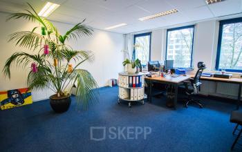 Goed belicht kantoorpand Hilversum