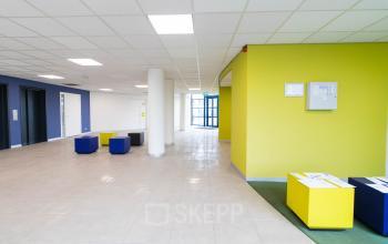 Heldere kantoorruimte op Franciscusweg 219 in Hilversum met kleurrijke kubusvormige zitplaatsen en een modern interieur met gele en blauwe muren.