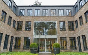 Kantoorpand gelegen aan Catharina van Renneslaan 20 in Hilversum, met bakstenen gevel en grote glazen ingang.