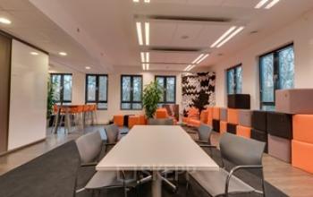 Modern kantoorpand aan de Catharina van Renneslaan 20, Hilversum, met vergaderruimte en kleurrijke meubels. Kantoorruimte huren in een inspirerende omgeving.