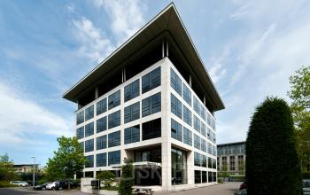 Modern kantoorpand voor verhuur op Marathon 2, Hilversum met strakke architectuur en glazen gevels.