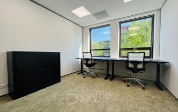 Kantoorruimte huren op Marathon 2 in Hilversum met twee bureauplaatsen en kast, ideaal voor professioneel gebruik.