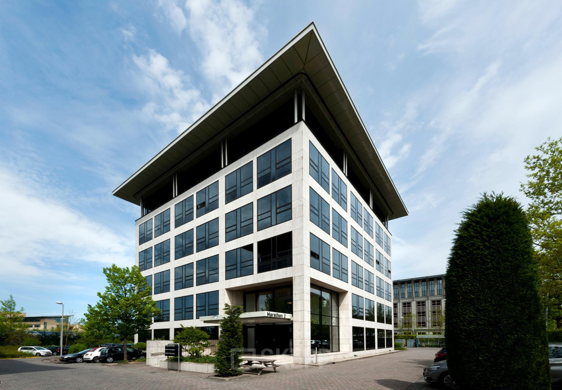 Modern kantoorpand voor verhuur op Marathon 2, Hilversum met strakke architectuur en glazen gevels.