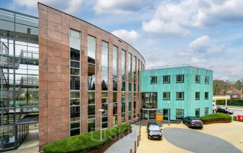 Modern kantoorpand op Olympia 4, Hilversum met opvallende gevel en parkeerplaatsen voor de deur. Een uitstekende locatie voor bedrijven die kantoorruimte willen huren in een dynamische omgeving.