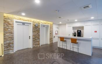 Heldere en open pantry in het kantoor op Olympia 4, Hilversum, met moderne keukenfaciliteiten en zitplaatsen. Ideaal voor huurkandidaten die kantoorruimte zoeken met praktische voorzieningen.