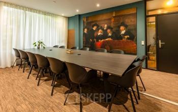 Ruime vergaderzaal in een kantoorpand op Steijnlaan 16, Hilversum, met een grote tafel en stoelen, geschikt voor vergaderingen en zakelijke bijeenkomsten. Kantoorruimte huren in een moderne omgeving.