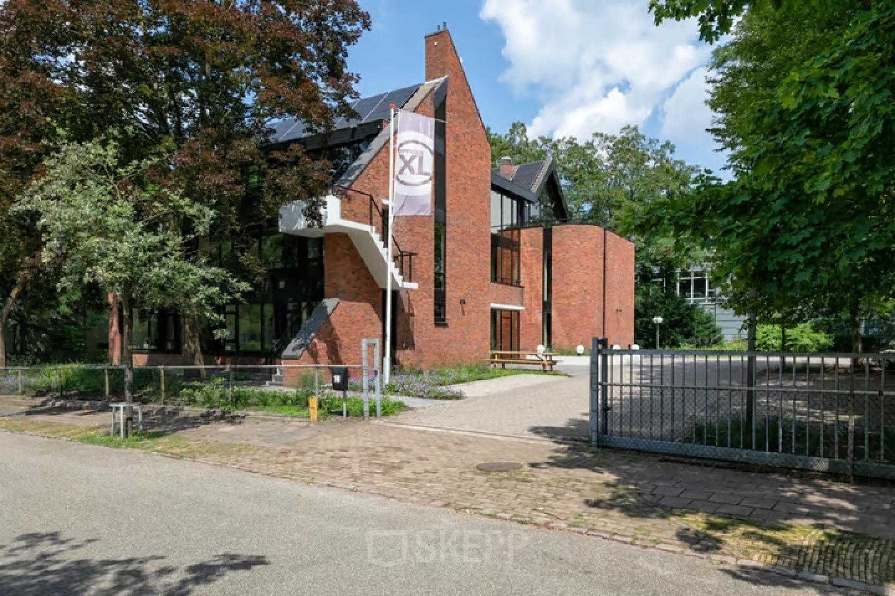 Kantoorpand aan Steijnlaan 16, Hilversum, met moderne architectuur en ruime buitenruimte. Ideaal voor kantoorruimte huren.