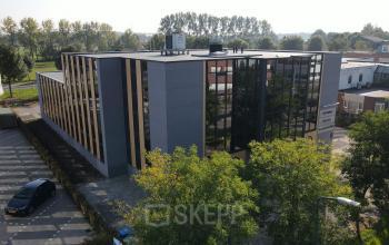 Moderne kantoorgebouw aan Catharina van Renneslaan 8-10 in Hilversum, ideaal voor wie kantoorruimte wil huren. Omgeven door bomen met ruime parkeergelegenheid.