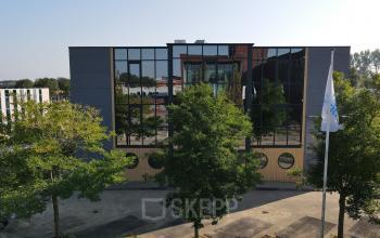 Kantoorpand aan Catharina van Renneslaan 8-10 in Hilversum met moderne gevel en spiegelende ramen, geschikt voor kantoorruimte huren.