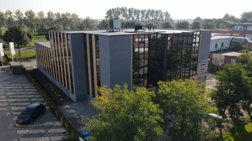 Moderne kantoorgebouw aan Catharina van Renneslaan 8-10 in Hilversum, ideaal voor wie kantoorruimte wil huren. Omgeven door bomen met ruime parkeergelegenheid.