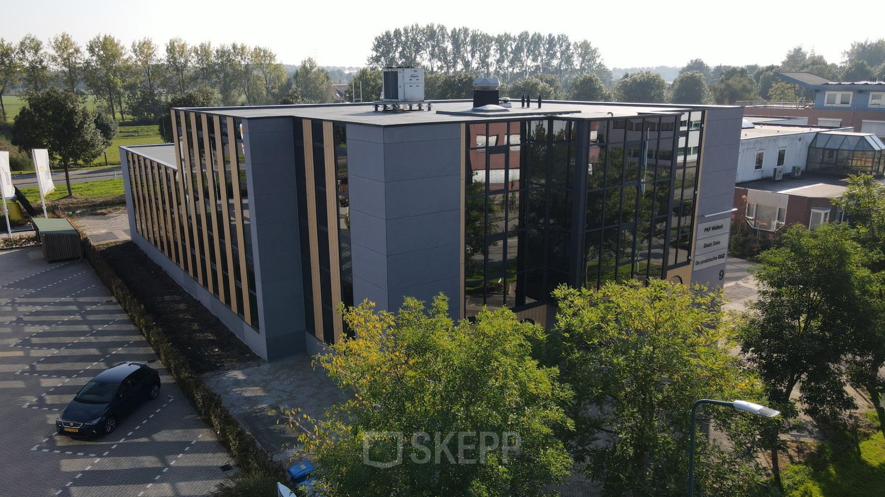 Moderne kantoorgebouw aan Catharina van Renneslaan 8-10 in Hilversum, ideaal voor wie kantoorruimte wil huren. Omgeven door bomen met ruime parkeergelegenheid.
