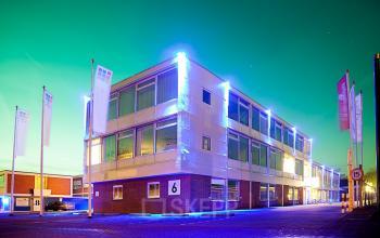 Kantoorpand aan Zeverijnstraat 6 in Hilversum met opvallende verlichting, ideaal voor kantoorruimte huren.