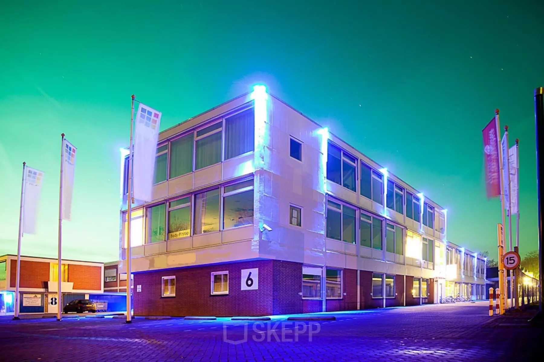 Kantoorpand aan Zeverijnstraat 6 in Hilversum met opvallende verlichting, ideaal voor kantoorruimte huren.