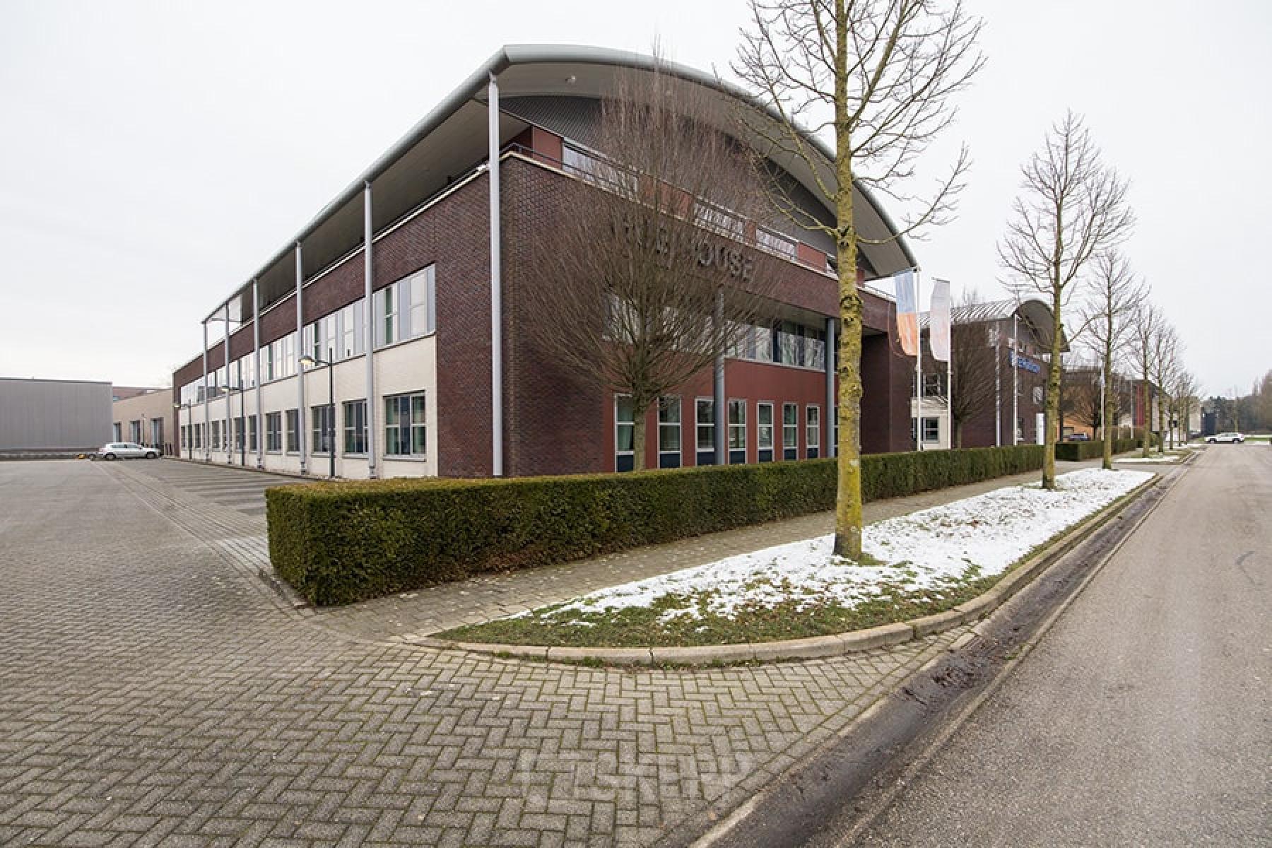 Het kantoorpand op De Wel 20 in Hoevelaken biedt ruime mogelijkheden voor kantoorruimte huren, met een moderne uitstraling en voldoende parkeergelegenheid.