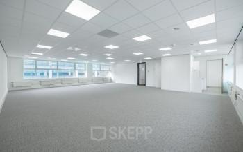 Leeg kantoorpand op Polarisavenue 130-150 in Hoofddorp met grote ramen en witte wanden, ideaal voor kantoorruimte huren.