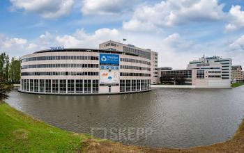 Kantoorpand aan Polarisavenue 1 in Hoofddorp, gelegen aan het water, buitenaanzicht.