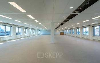 Ruime, lichte kantoorruimte te huur op Polarisavenue 1, Hoofddorp, met grote ramen en veel daglicht.