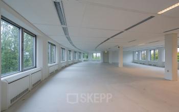 Ruime, lichte kantoorruimte huren aan de Polarisavenue 1, Hoofddorp, met grote ramen en veel natuurlijk licht.