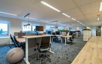Kantoorruimte huren op Polarisavenue 1 in Hoofddorp met moderne werkplekken en zit-sta bureaus.