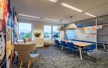 Kantoorruimte huren op Polarisavenue 1 in Hoofddorp, met vergadertafel, stoelen en groot raam.