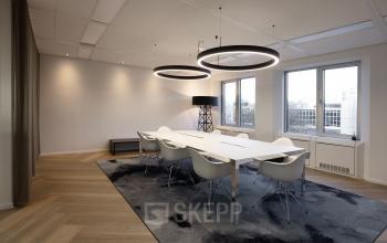 Vergaderruimte met moderne verlichting en grote ramen in het kantoorpand aan de Polarisavenue 1, Hoofddorp