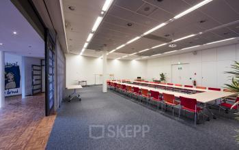 presentatieruimte vergaderruimte vloerbedekking tafels stalen open ruimte kantoorgebouw hoofddorp polarisavenue vlakbij amsterdam