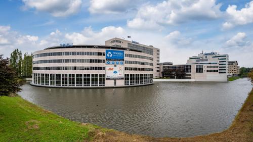 Kantoorpand aan Polarisavenue 1 in Hoofddorp, gelegen aan het water, buitenaanzicht.