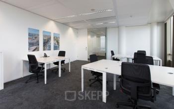 Ruime en lichte kantoorruimte te huur op Saturnusstraat 40-62 in Hoofddorp, ingericht met moderne bureaus en stoelen, ideaal voor professionals die kantoren zoeken in een praktisch kantoorpand.