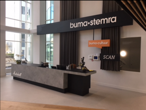 Ruime entree in kantoorpand op Saturnusstraat 40-62, Hoofddorp, met moderne receptiebalie onder Buma-Stemra borden. Grote ramen zorgen voor veel lichtinval.