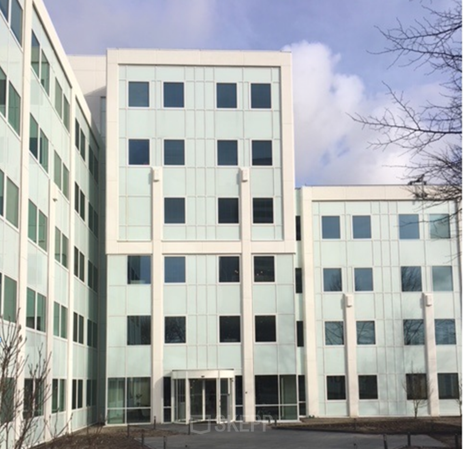 Vooraanzicht van een kantoorpand aan de Saturnusstraat 40-62 in Hoofddorp, met meerdere verdiepingen en veel ramen. Een plek geschikt voor kantoorruimte huren.