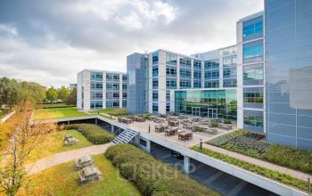 Modern kantoorpand met glazen gevels en ruime buitenruimte op Spicalaan 1-59, ideaal voor kantoorruimte huren in Hoofddorp.