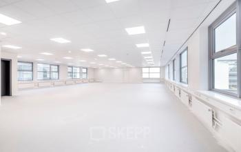 Kantoorruimte huren aan de Spicalaan 1-59 in Hoofddorp. Deze open en lichte ruimte biedt grote ramen voor veel natuurlijk licht. Ideaal geschikt voor zakelijke doeleinden met flexibele indelingsmogelijkheden.