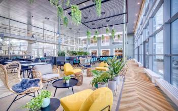 Ruime en moderne kantoorruimte huren aan de Spicalaan 1-59 in Hoofddorp, met veel lichtinval, stijlvolle inrichting en comfortabele zitplekken. Ideaal voor zakelijke bijeenkomsten en flexibel werken.