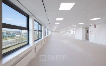 Uitgestrekte en lichte kantoorruimte met grote ramen in kantoorpand aan Spicalaan 1-59, Hoofddorp. Ideale plek om een kantoor te huren met veel natuurlijk licht en uitzicht over de stad.