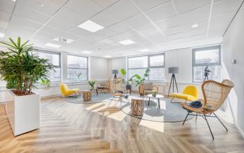 Stijlvol ingericht kantoor in kantoorpand op Spicalaan 1-59, Hoofddorp, met comfortabele zitgelegenheid en veel natuurlijk licht.