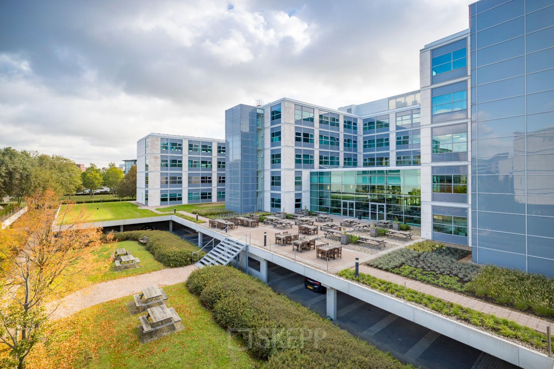 Modern kantoorpand met glazen gevels en ruime buitenruimte op Spicalaan 1-59, ideaal voor kantoorruimte huren in Hoofddorp.
