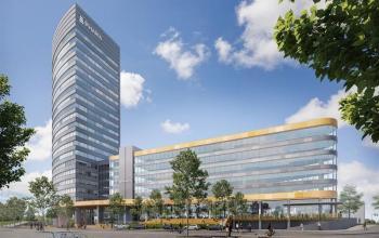 Exterieur van het kantoorpand op Mercuriusplein 1 in Hoofddorp met moderne architectuur. Grote glazen gevels en omringende groene bomen benadrukken de zakelijke uitstraling van het huren van kantoorruimte.