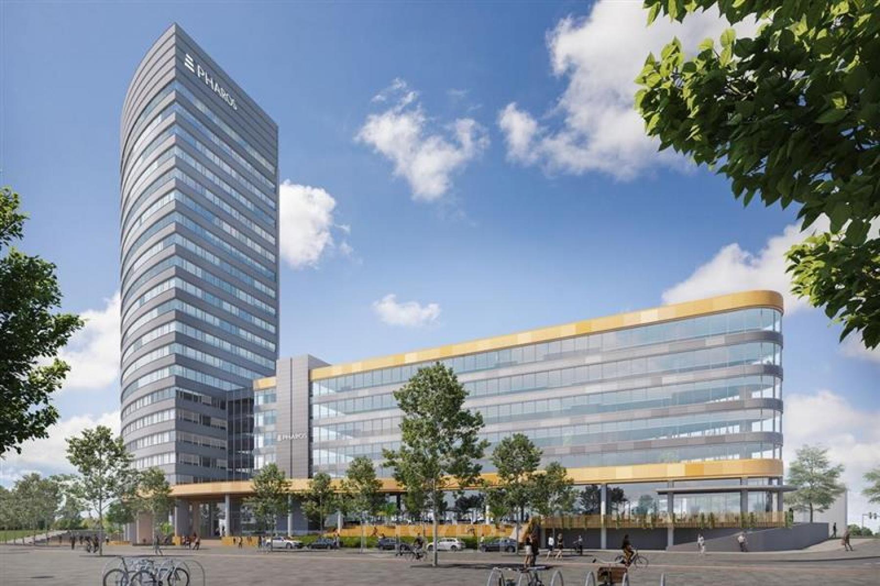 Exterieur van het kantoorpand op Mercuriusplein 1 in Hoofddorp met moderne architectuur. Grote glazen gevels en omringende groene bomen benadrukken de zakelijke uitstraling van het huren van kantoorruimte.