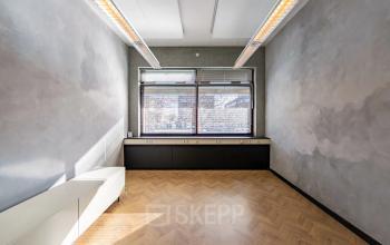 Lichte kantoorruimte huren met houten vloer en grote ramen voor daglicht in modern kantoorpand aan de Opaallaan 1180 in Hoofddorp.