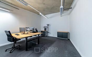 Kantoorruimte te huur op Opaallaan 1180, Hoofddorp met moderne uitstraling; ruime werkplekken, bureaustoelen, en een subtiel ingericht interieur.